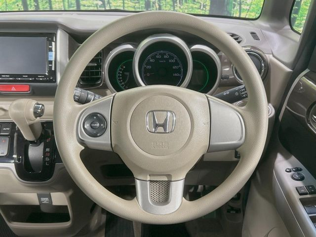 �C���e���A�ɍ��킹���f�U�C���̃X�e�A�����O�́A�^�]�������̂��Ƃ��l���A�^�]���₷���`��A�傫���ł��B�����x�A���ۂɐG���Ă��m���߂��������B