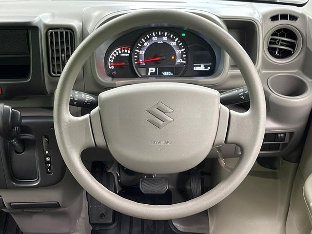 �C���e���A�ɍ��킹���f�U�C���̃X�e�A�����O�́A�^�]�������̂��Ƃ��l���A�^�]���₷���`��A�傫���ł��B�����x�A���ۂɐG���Ă��m���߂��������B