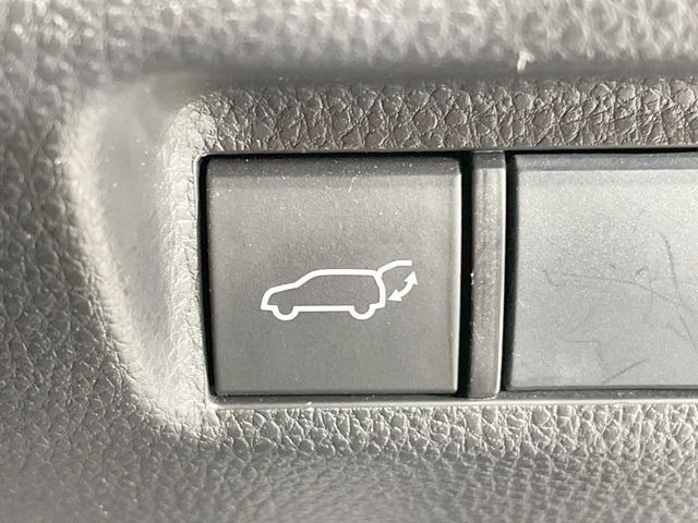 【パワーバックドア】スマートキーや運転席のボタンを押すだけでリアゲートが自動で開閉します!荷物を持っている時や、高い位置にあるバックドアを閉める際に便利な機能です♪