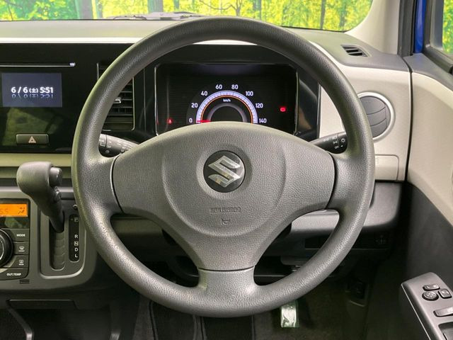 �C���e���A�ɍ��킹���f�U�C���̃X�e�A�����O�́A�^�]�������̂��Ƃ��l���A�^�]���₷���`��A�傫���ł��B�����x�A���ۂɐG���Ă��m���߂��������B