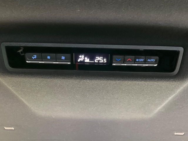 【リアオートエアコン】広い後部座席には必須の機能!風量や温度を自動で調整し前席と同様な車内環境にしてくれるリアオートエアコンを装備。夏の暑さも冬の寒さもストレスなく快適にお過ごしいただけます♪