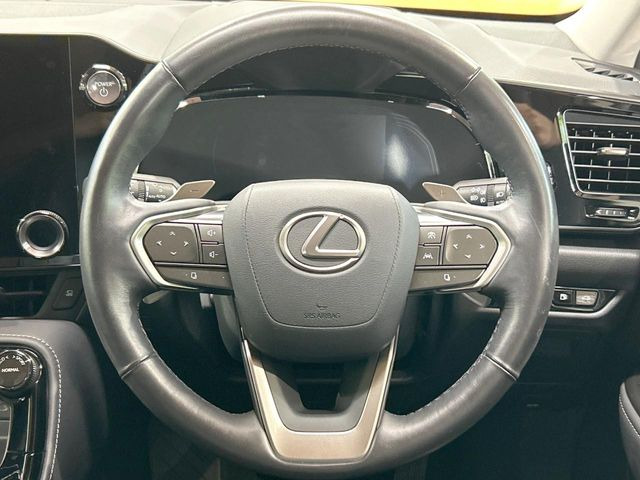 �C���e���A�ɍ��킹���f�U�C���̃X�e�A�����O�́A�^�]�������̂��Ƃ��l���A�^�]���₷���`��A�傫���ł��B�����x�A���ۂɐG���Ă��m���߂��������B