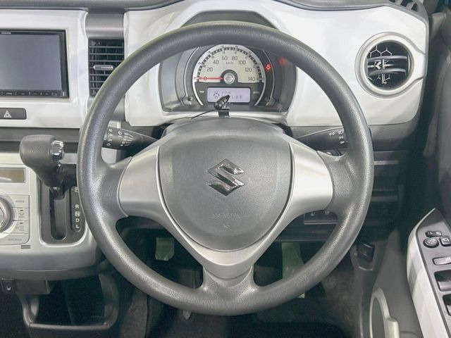 �C���e���A�ɍ��킹���f�U�C���̃X�e�A�����O�́A�^�]�������̂��Ƃ��l���A�^�]���₷���`��A�傫���ł��B�����x�A���ۂɐG���Ă��m���߂��������B
