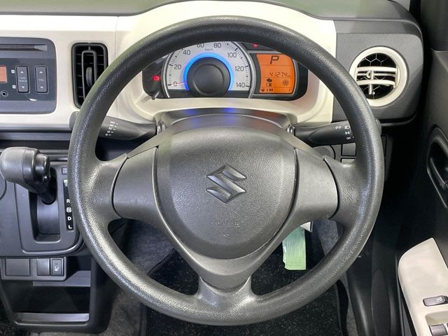 �C���e���A�ɍ��킹���f�U�C���̃X�e�A�����O�́A�^�]�������̂��Ƃ��l���A�^�]���₷���`��A�傫���ł��B�����x�A���ۂɐG���Ă��m���߂��������B