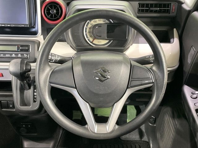 �C���e���A�ɍ��킹���f�U�C���̃X�e�A�����O�́A�^�]�������̂��Ƃ��l���A�^�]���₷���`��A�傫���ł��B�����x�A���ۂɐG���Ă��m���߂��������B