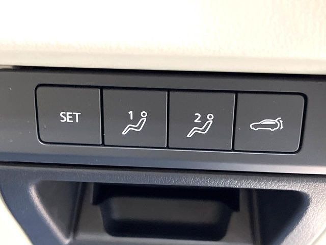 【メモリー機能付きパワーシート】ドライバーごとに設定したシート位置を記憶して、ボタン一つで切り替えできる便利な機能!運転する方が複数名いらっしゃるご家庭におすすめです♪