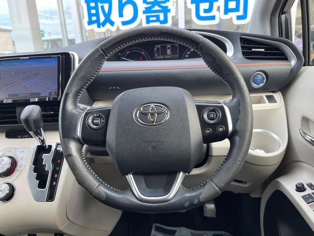 �C���e���A�ɍ��킹���f�U�C���̃X�e�A�����O�́A�^�]�������̂��Ƃ��l���A�^�]���₷���`��A�傫���ł��B�����x�A���ۂɐG���Ă��m���߂��������B