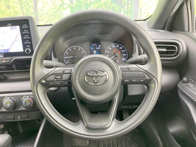 �C���e���A�ɍ��킹���f�U�C���̃X�e�A�����O�́A�^�]�������̂��Ƃ��l���A�^�]���₷���`��A�傫���ł��B�����x�A���ۂɐG���Ă��m���߂��������B