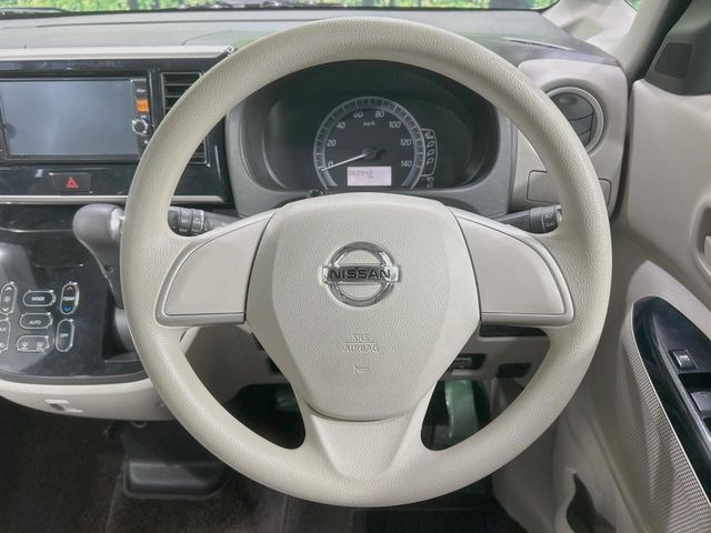 �C���e���A�ɍ��킹���f�U�C���̃X�e�A�����O�́A�^�]�������̂��Ƃ��l���A�^�]���₷���`��A�傫���ł��B�����x�A���ۂɐG���Ă��m���߂��������B