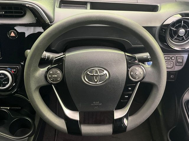 �C���e���A�ɍ��킹���f�U�C���̃X�e�A�����O�́A�^�]�������̂��Ƃ��l���A�^�]���₷���`��A�傫���ł��B�����x�A���ۂɐG���Ă��m���߂��������B