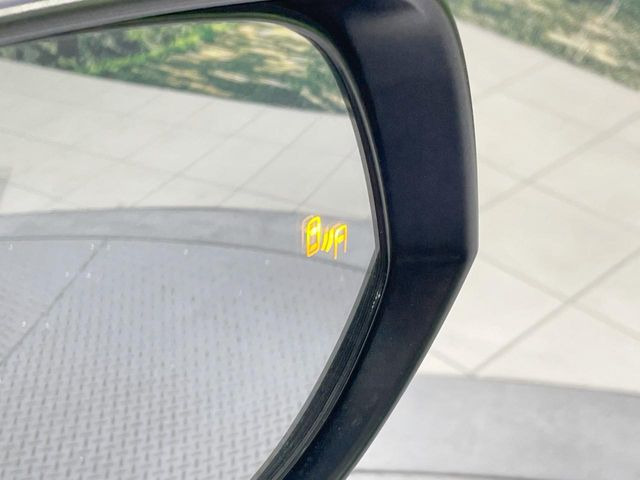【ブラインドスポットモニター】走行中、ドアミラーの死角になりやすい箇所に後続車が接近するとサイドミラーのレンズに警告を表示!ドライバーに注意喚起をしてくれます。