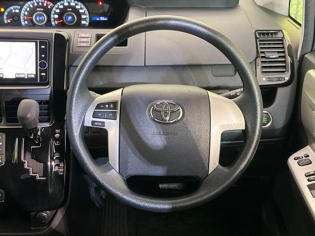 �C���e���A�ɍ��킹���f�U�C���̃X�e�A�����O�́A�^�]�������̂��Ƃ��l���A�^�]���₷���`��A�傫���ł��B�����x�A���ۂɐG���Ă��m���߂��������B