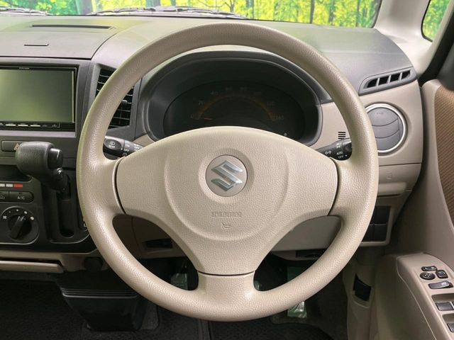 �C���e���A�ɍ��킹���f�U�C���̃X�e�A�����O�́A�^�]�������̂��Ƃ��l���A�^�]���₷���`��A�傫���ł��B�����x�A���ۂɐG���Ă��m���߂��������B