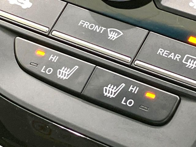 【シートヒーター】寒い日に重宝するシートヒーター!エアコンより早く温まってくれるので寒がりの人も安心ですね♪エアコンの温風は乾燥するから苦手、という方にもをおすすめです。