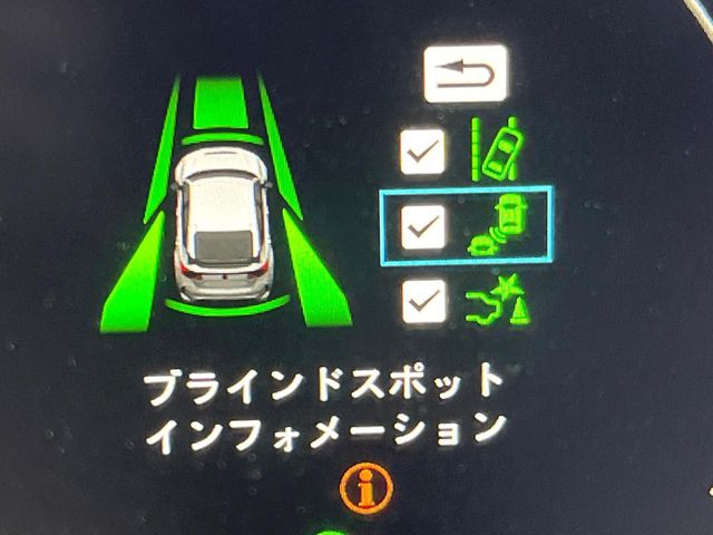 【ブラインドスポットインフォメーション】走行中、ドアミラーの死角になりやすい箇所に後続車が接近するとサイドミラー付近に警告を表示、ドライバーに注意喚起をしてくれます。