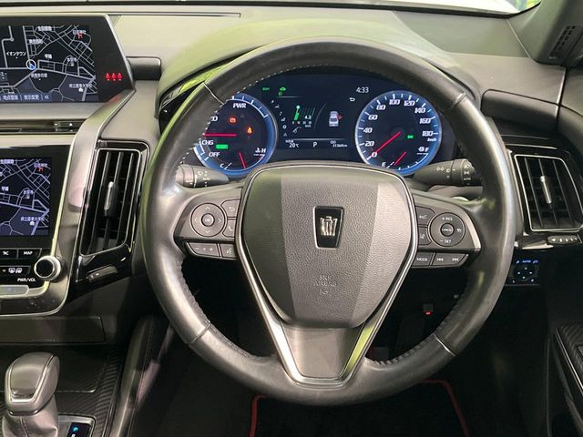 �C���e���A�ɍ��킹���f�U�C���̃X�e�A�����O�́A�^�]�������̂��Ƃ��l���A�^�]���₷���`��A�傫���ł��B�����x�A���ۂɐG���Ă��m���߂��������B