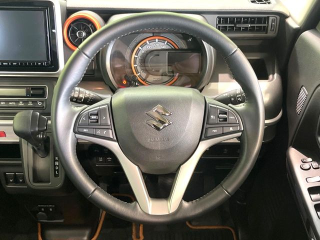 �C���e���A�ɍ��킹���f�U�C���̃X�e�A�����O�́A�^�]�������̂��Ƃ��l���A�^�]���₷���`��A�傫���ł��B�����x�A���ۂɐG���Ă��m���߂��������B