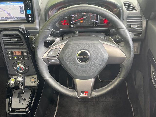 �C���e���A�ɍ��킹���f�U�C���̃X�e�A�����O�́A�^�]�������̂��Ƃ��l���A�^�]���₷���`��A�傫���ł��B�����x�A���ۂɐG���Ă��m���߂��������B