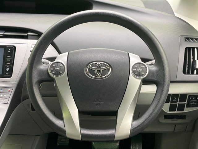 �C���e���A�ɍ��킹���f�U�C���̃X�e�A�����O�́A�^�]�������̂��Ƃ��l���A�^�]���₷���`��A�傫���ł��B�����x�A���ۂɐG���Ă��m���߂��������B