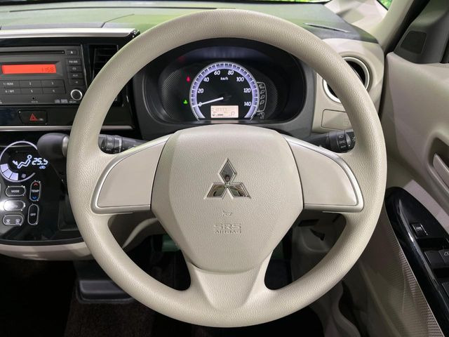 �C���e���A�ɍ��킹���f�U�C���̃X�e�A�����O�́A�^�]�������̂��Ƃ��l���A�^�]���₷���`��A�傫���ł��B�����x�A���ۂɐG���Ă��m���߂��������B