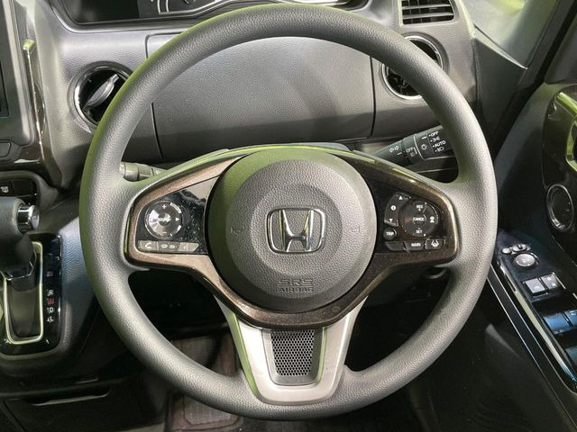 �C���e���A�ɍ��킹���f�U�C���̃X�e�A�����O�́A�^�]�������̂��Ƃ��l���A�^�]���₷���`��A�傫���ł��B�����x�A���ۂɐG���Ă��m���߂��������B