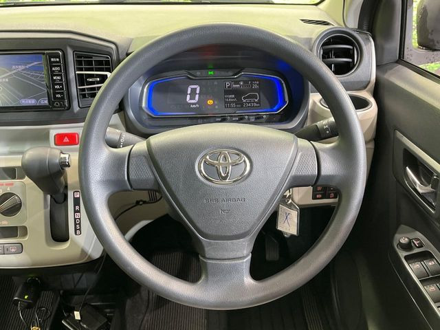 �C���e���A�ɍ��킹���f�U�C���̃X�e�A�����O�́A�^�]�������̂��Ƃ��l���A�^�]���₷���`��A�傫���ł��B�����x�A���ۂɐG���Ă��m���߂��������B