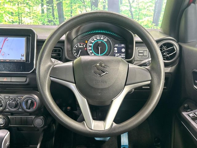 �C���e���A�ɍ��킹���f�U�C���̃X�e�A�����O�́A�^�]�������̂��Ƃ��l���A�^�]���₷���`��A�傫���ł��B�����x�A���ۂɐG���Ă��m���߂��������B