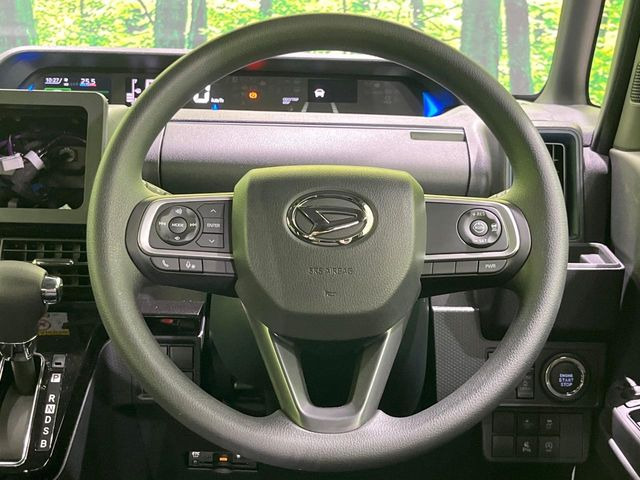 �C���e���A�ɍ��킹���f�U�C���̃X�e�A�����O�́A�^�]�������̂��Ƃ��l���A�^�]���₷���`��A�傫���ł��B�����x�A���ۂɐG���Ă��m���߂��������B
