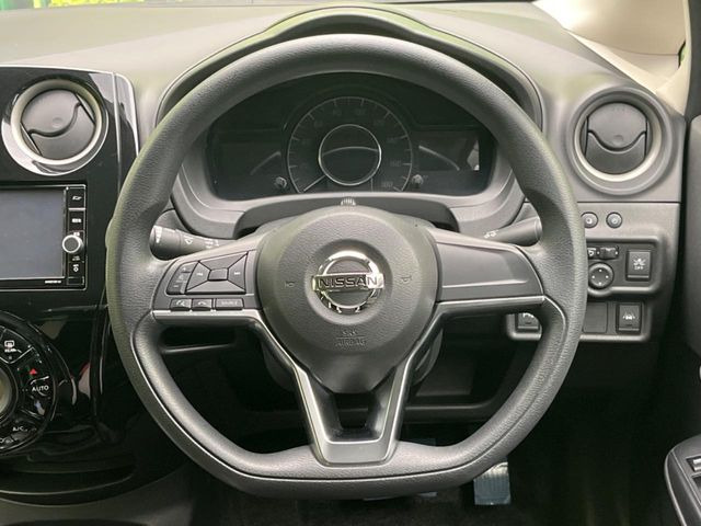 �C���e���A�ɍ��킹���f�U�C���̃X�e�A�����O�́A�^�]�������̂��Ƃ��l���A�^�]���₷���`��A�傫���ł��B�����x�A���ۂɐG���Ă��m���߂��������B