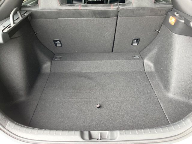 普段のお買い物や通勤、送迎等に十分な荷室スペースを確保しております。