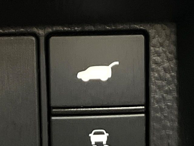 【パワーバックドア】スマートキーや運転席のボタンを押すだけでリアゲートが自動で開閉します!荷物を持っている時や、高い位置にあるバックドアを閉める際に便利な機能です♪