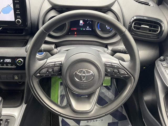 �C���e���A�ɍ��킹���f�U�C���̃X�e�A�����O�́A�^�]�������̂��Ƃ��l���A�^�]���₷���`��A�傫���ł��B�����x�A���ۂɐG���Ă��m���߂��������B