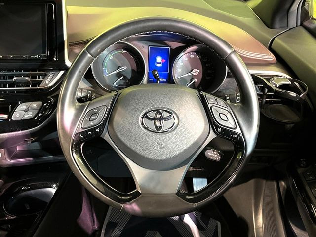 �C���e���A�ɍ��킹���f�U�C���̃X�e�A�����O�́A�^�]�������̂��Ƃ��l���A�^�]���₷���`��A�傫���ł��B�����x�A���ۂɐG���Ă��m���߂��������B