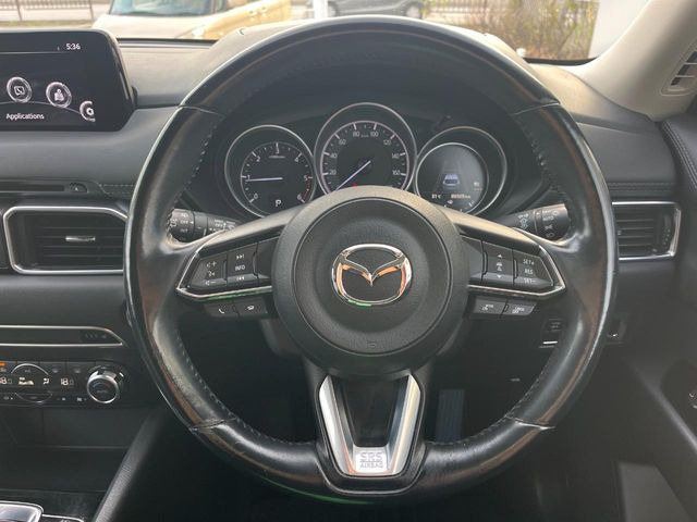 �C���e���A�ɍ��킹���f�U�C���̃X�e�A�����O�́A�^�]�������̂��Ƃ��l���A�^�]���₷���`��A�傫���ł��B�����x�A���ۂɐG���Ă��m���߂��������B