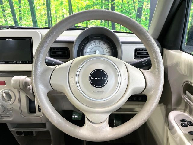 �C���e���A�ɍ��킹���f�U�C���̃X�e�A�����O�́A�^�]�������̂��Ƃ��l���A�^�]���₷���`��A�傫���ł��B�����x�A���ۂɐG���Ă��m���߂��������B