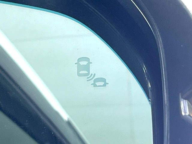 【ブラインドスポットインフォメーション】走行中、ドアミラーの死角になりやすい箇所に後続車が接近するとサイドミラー付近に警告を表示、ドライバーに注意喚起をしてくれます。