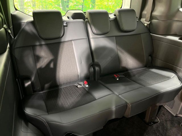 3列目シートはもちろん状態良好☆大人でもゆったりと座って頂けますので、大人数でのお出かけもラクラクです♪ご家族で、気の知れた仲間で、ドライブに行くのが楽しみですね♪