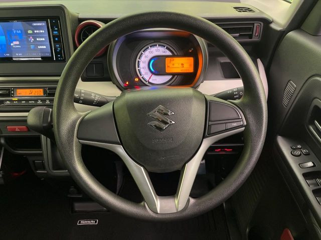 �C���e���A�ɍ��킹���f�U�C���̃X�e�A�����O�́A�^�]�������̂��Ƃ��l���A�^�]���₷���`��A�傫���ł��B�����x�A���ۂɐG���Ă��m���߂��������B