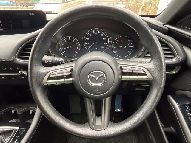 �C���e���A�ɍ��킹���f�U�C���̃X�e�A�����O�́A�^�]�������̂��Ƃ��l���A�^�]���₷���`��A�傫���ł��B�����x�A���ۂɐG���Ă��m���߂��������B
