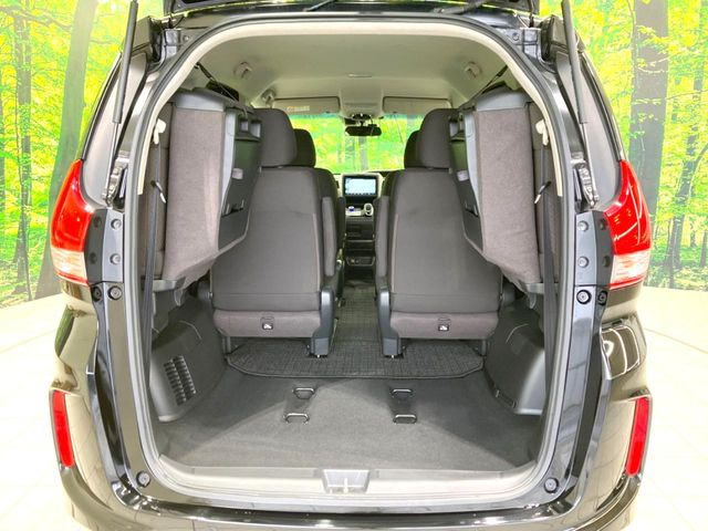 後席を格納すると、これだけの広さが!シーンに合わせたシートアレンジで、大きな荷物も積むことが出来ます♪