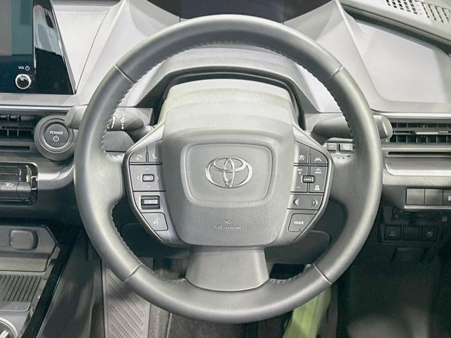 �C���e���A�ɍ��킹���f�U�C���̃X�e�A�����O�́A�^�]�������̂��Ƃ��l���A�^�]���₷���`��A�傫���ł��B�����x�A���ۂɐG���Ă��m���߂��������B