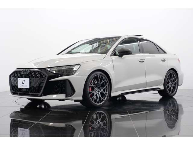 Audi exclusiveスペシャルボディカラーのクレヨンカラーとなっており、大変貴重な1台です。