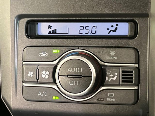 【オートエアコン】一度お好みの温度に設定すれば、車内の温度を検知し風量や温度を自動で調整。暑い&hellip;寒い&hellip;と何度もスイッチ操作をする必要はありません。快適な車内空間には必須の機能ですね♪