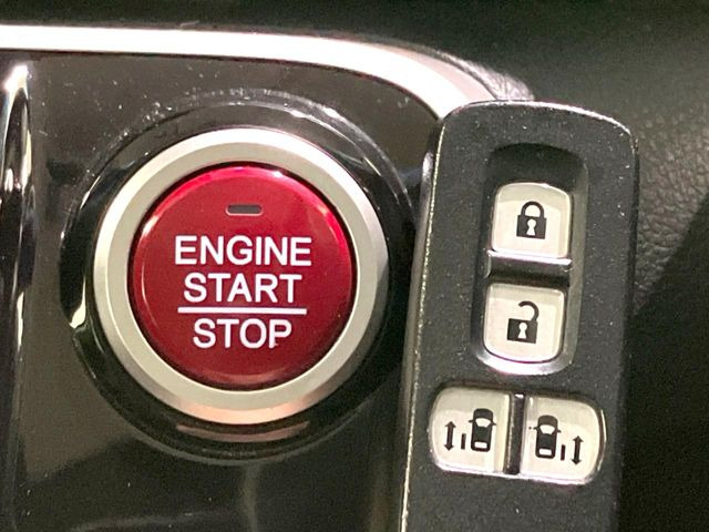 �yHonda�X�}�[�g�L�[�z�J�o����|�P�b�g�ɓ��ꂽ�܂܂ł��h�A�̎{���E�������\�ȃX�}�[�g�L�[�𑕔��B�G���W���̃I���E�I�t�����J�M�����o���K�v����������Ƃ��Ă��֗��ł���