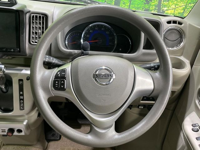 �C���e���A�ɍ��킹���f�U�C���̃X�e�A�����O�́A�^�]�������̂��Ƃ��l���A�^�]���₷���`��A�傫���ł��B�����x�A���ۂɐG���Ă��m���߂��������B