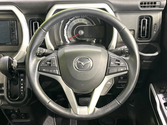 �C���e���A�ɍ��킹���f�U�C���̃X�e�A�����O�́A�^�]�������̂��Ƃ��l���A�^�]���₷���`��A�傫���ł��B�����x�A���ۂɐG���Ă��m���߂��������B