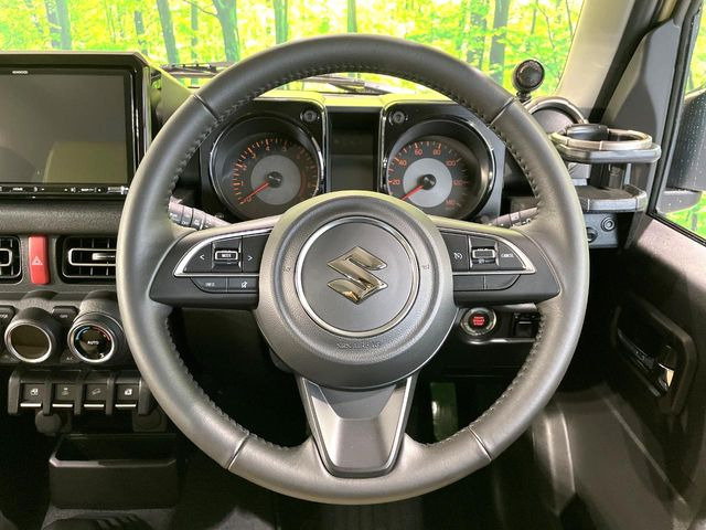 �C���e���A�ɍ��킹���f�U�C���̃X�e�A�����O�́A�^�]�������̂��Ƃ��l���A�^�]���₷���`��A�傫���ł��B�����x�A���ۂɐG���Ă��m���߂��������B