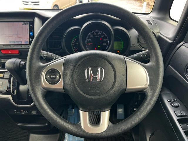 �C���e���A�ɍ��킹���f�U�C���̃X�e�A�����O�́A�^�]�������̂��Ƃ��l���A�^�]���₷���`��A�傫���ł��B�����x�A���ۂɐG���Ă��m���߂��������B