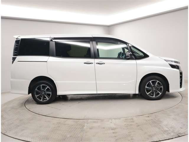 ヴォクシー2.0 ZS 煌III 4WD