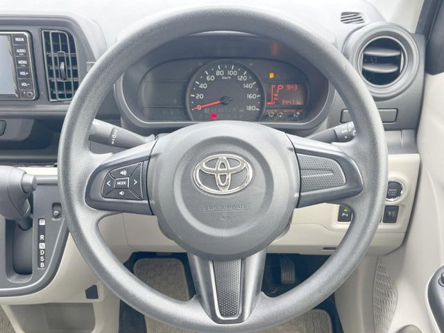 �C���e���A�ɍ��킹���f�U�C���̃X�e�A�����O�́A�^�]�������̂��Ƃ��l���A�^�]���₷���`��A�傫���ł��B�����x�A���ۂɐG���Ă��m���߂��������B